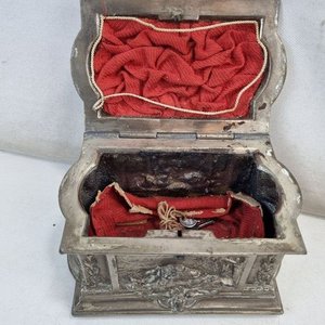 Lote de Adornos y Curiosidades: Caja Metálica Antigua, Platos de Cobre y Madera, Lápices de Colores - imagen 3