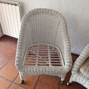 Par de Sillones de Mimbre Blancos con Ruedas y Almohadones Rayados - imagen 7