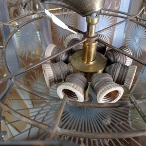 Par de Lámparas de Bronce con Vidrio Tallado y Ocho Luces - imagen 4