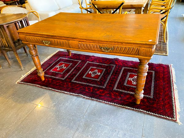 Mesa de madera antigua con cajones y alfombra persa roja - imagen 1