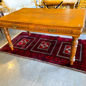 Mesa de madera antigua con cajones y alfombra persa roja - imagen 1