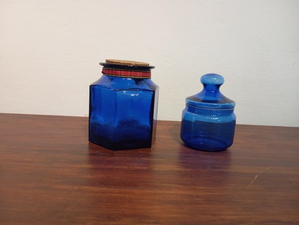 Dos frascos azules con tapas especiales - imagen 2