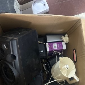Lote siguiente: Caja con Varios Artículos Electrónicos y de Hogar