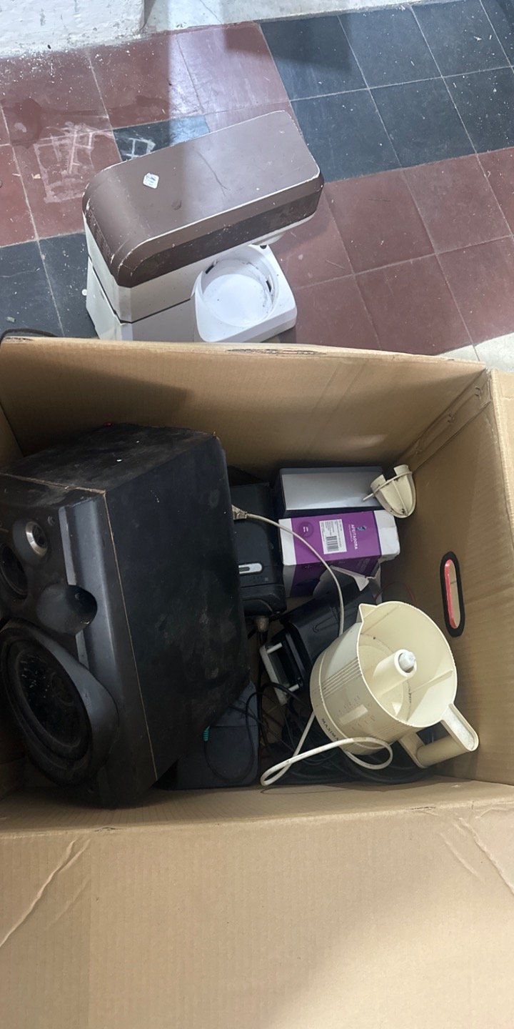 Caja con Varios Artículos Electrónicos y de Hogar