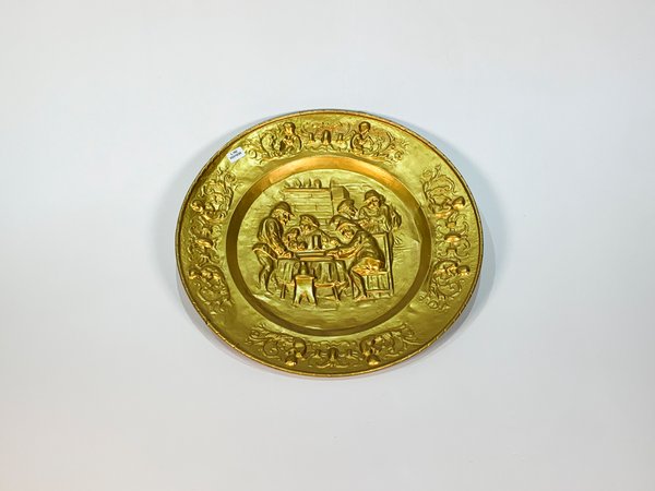Plato Decorativo de Chapa Dorado con Bodegón de Personajes Bebiendo - 44 cm - imagen 1