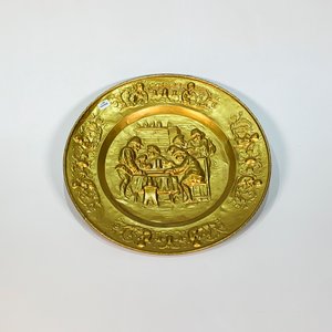 Lote siguiente: Plato Decorativo de Chapa Dorado con Bodegón de Personajes Bebiendo - 44 cm