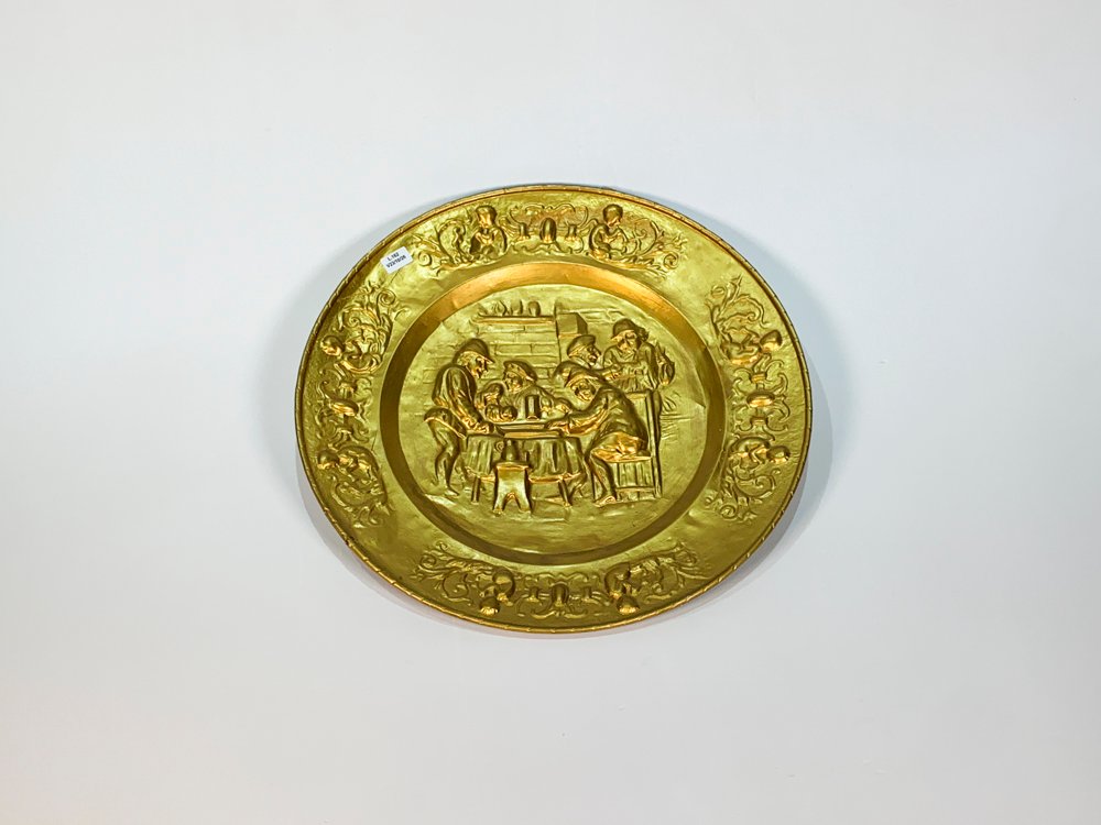 Plato Decorativo de Chapa Dorado con Bodegón de Personajes Bebiendo - 44 cm