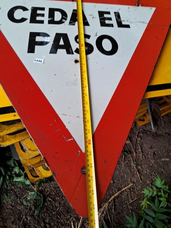 Lote anterior: Señal de tráfico Ceda El Paso
