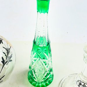 Set de 7 piezas de vidrio: botellón floral, caneleros y ceniceros - imagen 4
