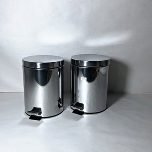 Lote anterior: Dos Papeleras Redondas de Acero Inoxidable con Pedal, 5 Litros
