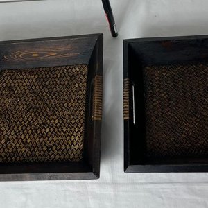 Lote siguiente: Par de Centros de Mesa Cuadrados de Madera Oscura con Mimbre