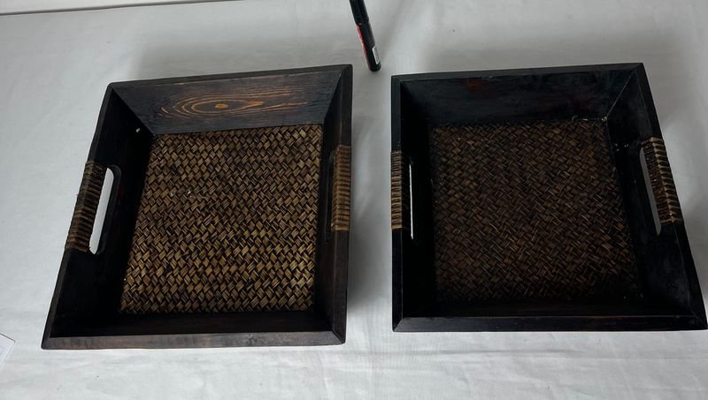 Par de Centros de Mesa Cuadrados de Madera Oscura con Mimbre