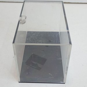 Cajita Exhibidora Acrílico Transparente con Base Negra - imagen 2