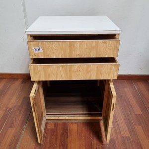 Mueble Auxiliar Tono Claro con Tapa Blanca y Puertas - imagen 2