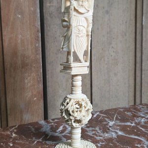 Figura Oriental Tallada en Marfil: Guerrero con Esfera Decorativa, 20cm - imagen 2