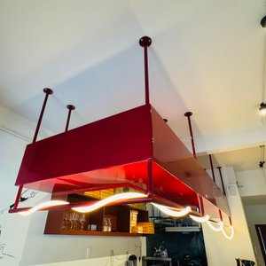 Estante Aéreo Metálico Rojo con Iluminación LED Cálida - imagen 3