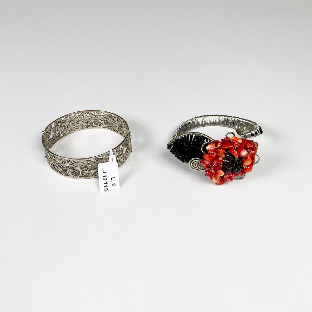 Dos brazaletes de filigrana y coral en excelente estado