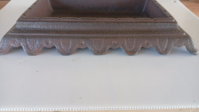 Antiguo salvero de metal con detalles ornamentales - imagen 2