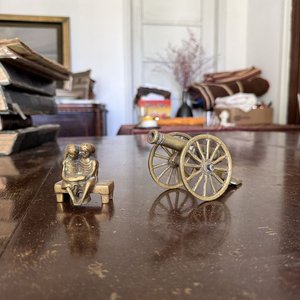 Lote anterior: Pareja Sentada en Banco y Cañón a Escala Antiguo en Bronce