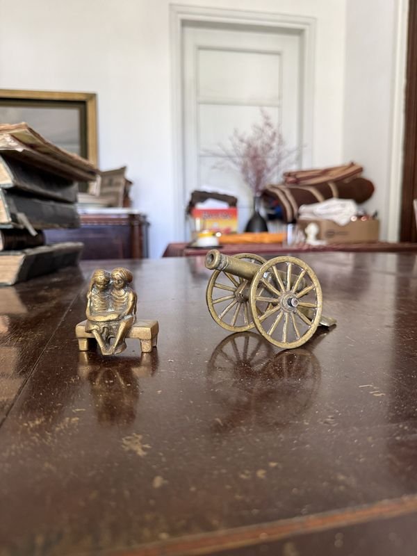 Pareja Sentada en Banco y Cañón a Escala Antiguo en Bronce
