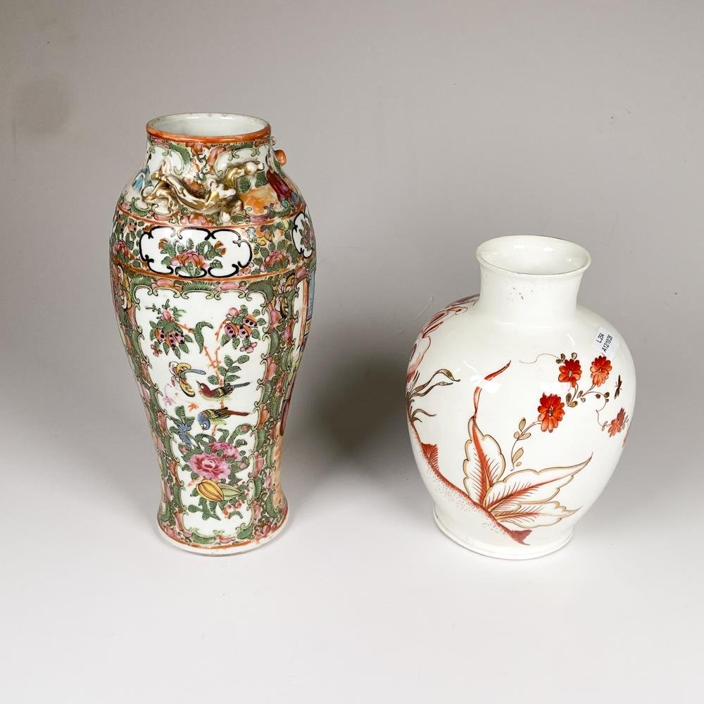 Dos Floreros Orientales de Loza: Estilo Cantón y Decoración Floral