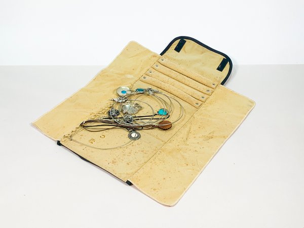 Colección de joyas en estuche negro - imagen 1