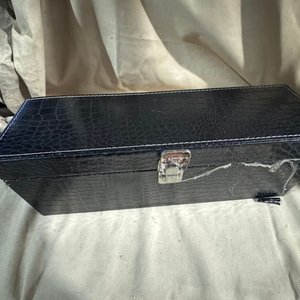 Elegante Caja Negra para Vino con Accesorios y Cierre Metálico - imagen 3