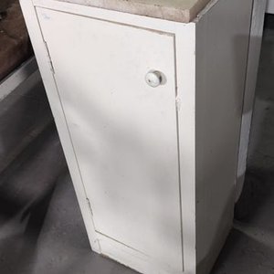 Mueble Blanco con Mesada de Mármol y Una Puerta - imagen 3