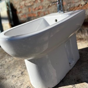 Bidet Blanco de Cerámica con Grifería Cromada - imagen 1