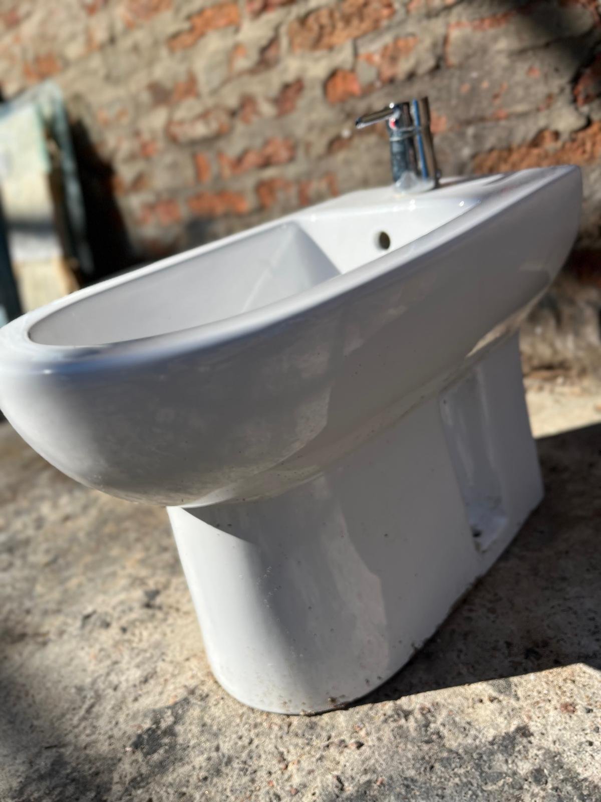 Bidet Blanco de Cerámica con Grifería Cromada