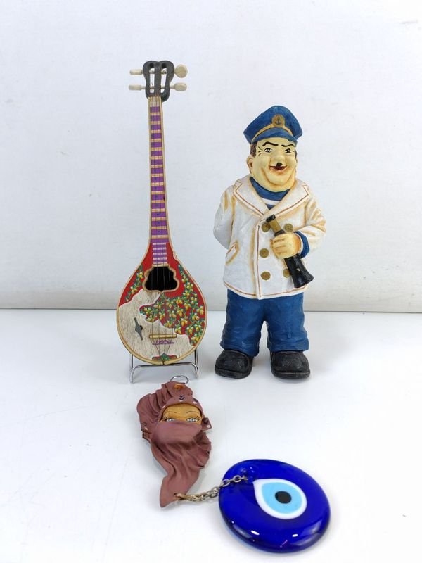 Lote siguiente: Instrumentos musicales y accesorios decorativos