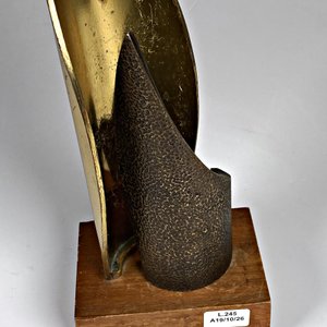 Escultura Abstracta de Bronce Firmada A. Poggi - Altura 30 cm - imagen 3