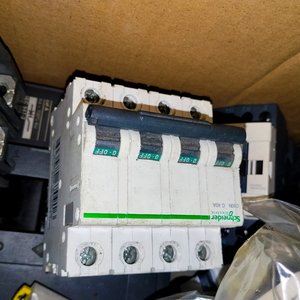 Caja con Bornes, Bobinas y Tomas Eléctricas Schneider Electric - imagen 5
