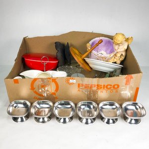 Lote siguiente: Lote Variado: Fuentes, Copas y Tazas Metálicas, Adornos Vintage