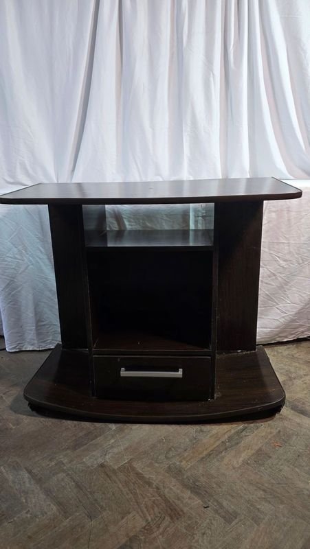 Mueble de TV oscuro para restaurar - imagen 1