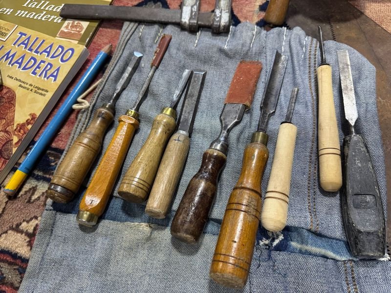 Lote de herramientas y manuales para carpintero - imagen 2