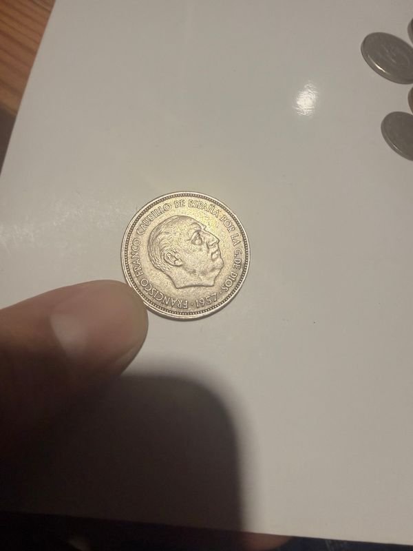 Lote siguiente: Moneda de 25 pecetas de 1957 con estrella 58