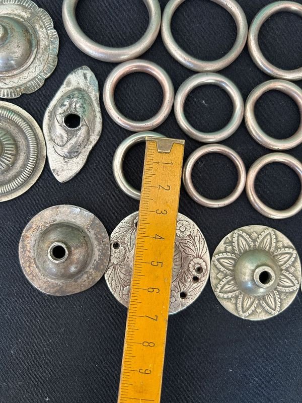 Colección de argollas y copas de freno en metal blanco con sello sol - imagen 3