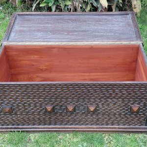 Baúl Antiguo de Madera Maciza Labrada con Tapa - imagen 3