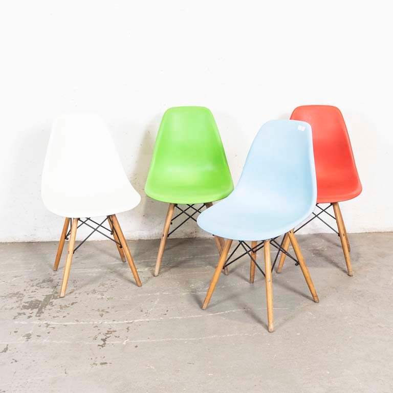 Lote siguiente: Sillas tipo Eames con asientos de PVC y patas de madera