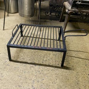 Lote siguiente: Una parrilla hierro varilla color negro 18 x 45 x 40 cm