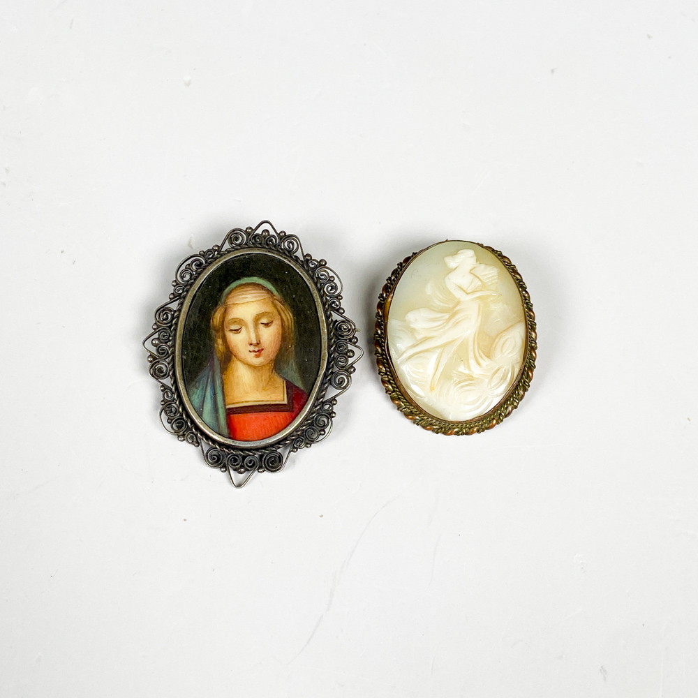 Dos prendedores de plata pintados a mano con cameos y detalles florales