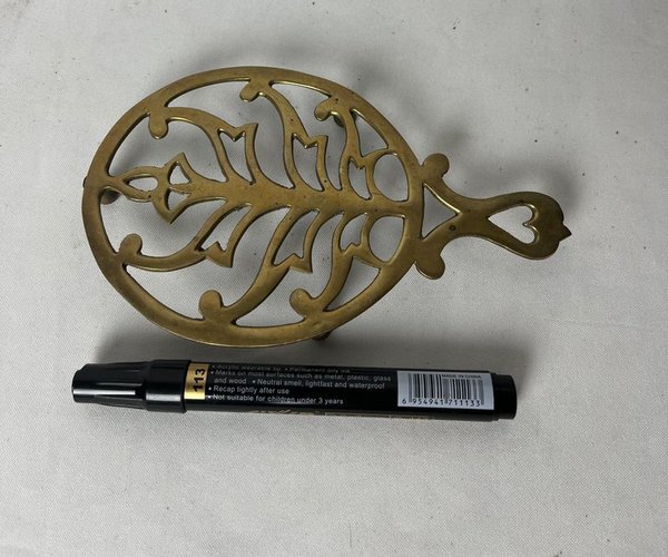 Trivet de bronce con diseño ornamentado - imagen 4