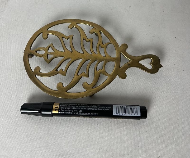 Trivet de bronce con diseño ornamentado - imagen 4