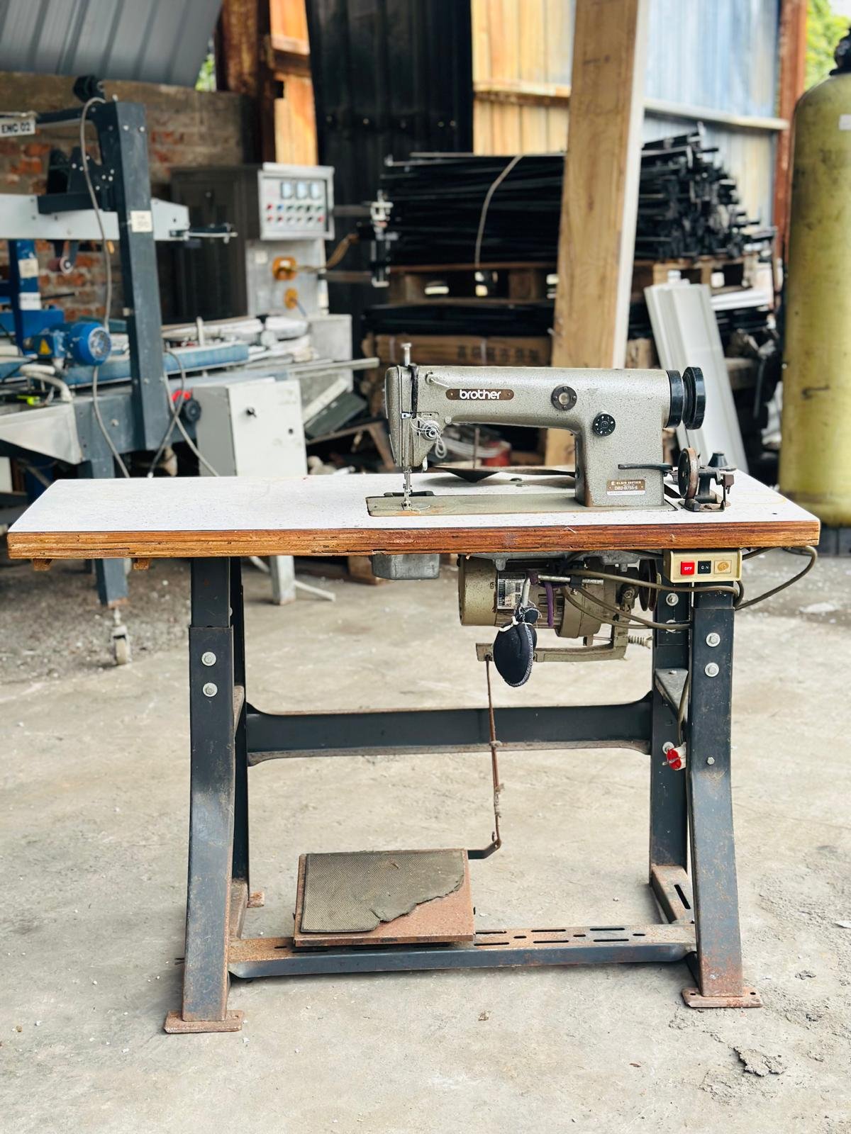 Máquina de Coser Industrial Brother para Botones