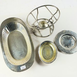 Cuatro piezas en metal, panera oval, plato, despojador y calentador - imagen 2
