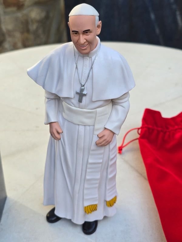 Figura Francisco Papa Argentino "El Papa de la Gente" con Caja y Funda Roja