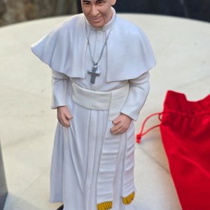 Figura Francisco Papa Argentino "El Papa de la Gente" con Caja y Funda Roja - imagen 1