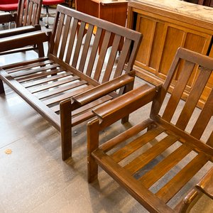 Lote siguiente: Juego de Sillones de Madera Estilo Moderno