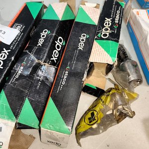 Lote de 23 Cajas de Repuestos Automotrices: Ejes, Piñones y Más - imagen 3